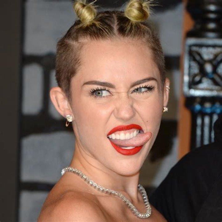 EXCLUSIVE! Miley Cyrus’ ‘The Last Song’ Makeup Artist Spills Her On Set Beauty Secrets! – Hollywood Life