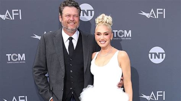 Gwen Stefani Wears Swimsuit & Shorts For July 4th With Blake Shelton – Hollywood Life