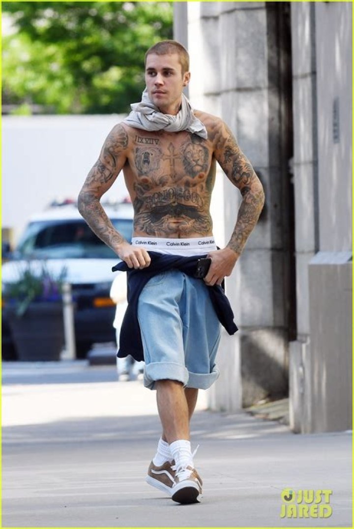 Justin Bieber Shows Off Toned Abs & Tattoos As He Works Out Shirtless — Pic