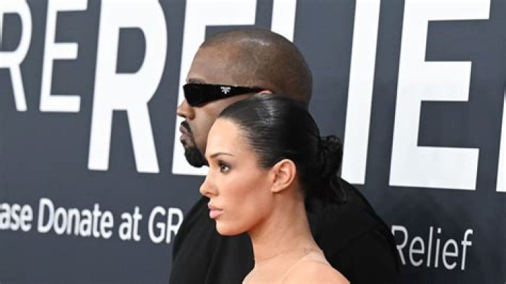 Kanye West Posts Throwback Kiss Pic With Kim After Thanksgiving Speech – Hollywood Life